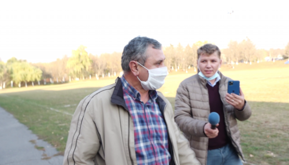 Primarul prins băut în timpul orelor de lucru, acuzat de corupție și amenințare cu moartea